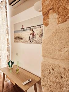 莫尔费塔Acacia Apartment的客厅配有桌子和墙上的绘画