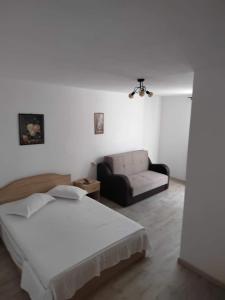 奥尔绍瓦CasaMarinela的白色卧室配有床和沙发