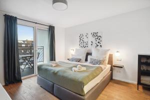 波鸿Design-Apartment - Bochum Zentrum - 2 Balkons - Wanne - 118m2 - Netflix的一间卧室设有一张大床和一个阳台