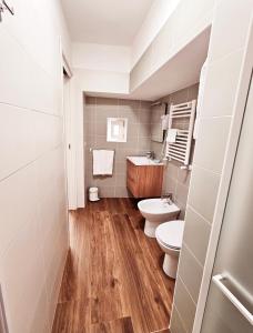 莫尔费塔Acacia Apartment的浴室设有2个卫生间和水槽