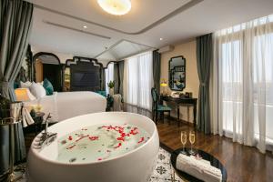 会安Grand Sunrise Palace Hoi An的酒店客房,设有装满红花的浴缸。