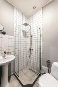 第比利斯Salve的带淋浴、卫生间和盥洗盆的浴室