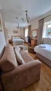 LlanyreBell Country Inn的客厅配有沙发和1张床