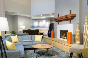 圣地亚哥圣地亚哥老城万怡酒店的带沙发和壁炉的客厅