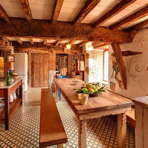 利亚内斯El nido de la golondrina的厨房配有带水果的大木桌