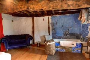 利亚内斯El nido de la golondrina的客厅配有蓝色椅子和浴缸