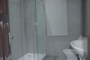 丘达德马拉波Industria Villa的带淋浴、卫生间和盥洗盆的浴室