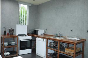丘达德马拉波Industria Villa的厨房配有柜台、炉灶和水槽。