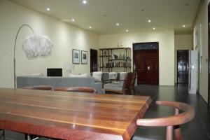 丘达德马拉波Industria Villa的客厅配有木桌和椅子
