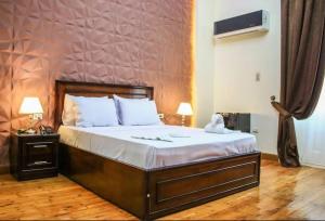 开罗Royal city hotel Cairo Caca的一间卧室设有一张红色墙壁的大床