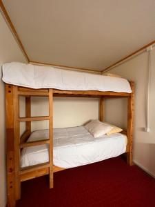 纳塔列斯港Hostal B&B Coastal Natales的客房内的双层床和两张双层床