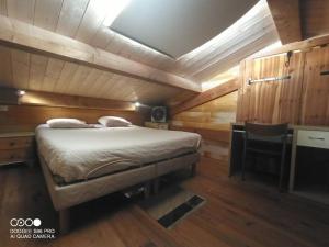 RoguesLa Laouze - Small wooden house Eco-Low-tech的小木屋内一间卧室,配有一张床