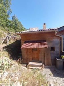 RoguesLa Laouze - Small wooden house Eco-Low-tech的小屋设有门廊和门