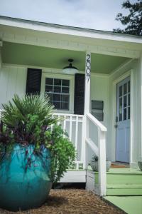 博福特Sleeps 10! Minutes to Parris Island & Downtown的绿色的房子,设有白色门廊和门