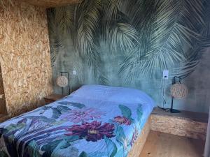 巴斯蒂亚Casa Di Legnu的一间卧室配有一张棕榈叶绘画床