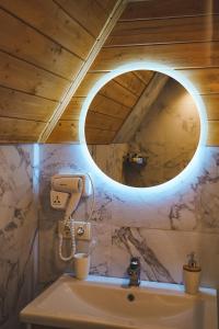 卡兹贝吉Misty Rocks Kazbegi的一间带水槽和镜子的浴室