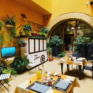 阿格里真托拉诺瓦吉尔根迪酒店的一个带桌椅和盆栽的庭院