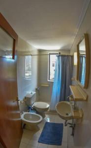 KalyviaLake Plastira Lodge的浴室设有2个水槽、卫生间和镜子。