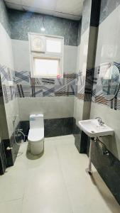 勒克瑙Atulyam Stays Sushant Golf City的一间带卫生间和水槽的浴室