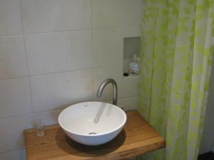 派尔努Apple Tree House的一间带一个碗水槽和淋浴的浴室