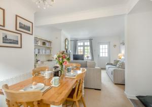 ThurgartonIvy Cottage的厨房以及带木桌的起居室。