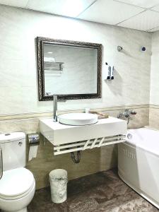 海防Holiday Hotel 2的一间带水槽、卫生间和镜子的浴室
