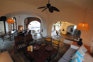 阿卡普尔科Casa Lisa的客厅和用餐室享有空中景致