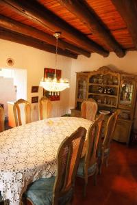 PescaPosada el portal de la Loma的一间带桌椅和吊灯的用餐室