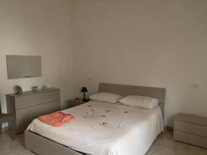 San Polo MateseIezza Residence的一间卧室配有一张带白色床单和镜子的床
