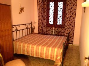 蓬泰代拉Stanza Bellaria的一间小卧室,配有一张带窗户的床