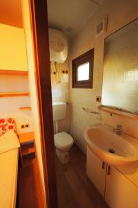 波利纳Camping & Village Rais Gerbi的一间带卫生间和水槽的小浴室