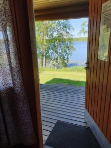 ParkanoPahkalanniemi Camping的通向享有水景的门廊的门