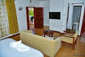 KisiiThe Mevrose Resort的客厅配有沙发和椅子
