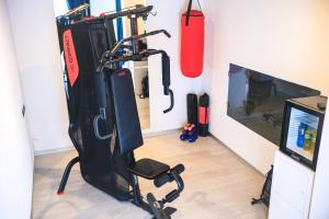 RanzanicoTHE SECRET SUITE - SUPERIOR "Lago di Endine"的一间设有电子游戏系统的健身房的房间