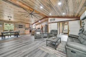 布罗肯鲍Riverfront Broken Bow Cabin with Private Hot Tub!的客厅配有沙发和桌子