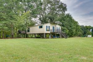 布罗肯鲍Riverfront Broken Bow Cabin with Private Hot Tub!的一个带滑梯房子的大院子