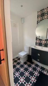 柯科迪Luxury beach front rooms- PMA的一间带卫生间、水槽和镜子的浴室