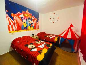 兰哈龙El Aguacate的一间带两张床的卧室和一个游乐帐篷