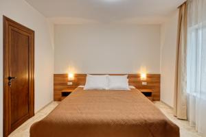 希萨里亚Къща за гости Relax的一间卧室配有一张带两个枕头的床