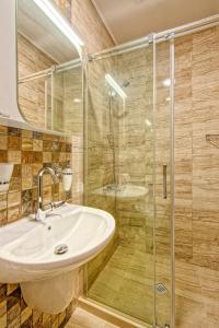 希萨里亚Къща за гости Relax的一间带水槽和玻璃淋浴的浴室