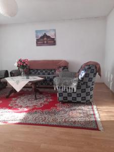 普里什蒂纳Entire Home in Arberia , Flat 3的客厅配有沙发和桌子