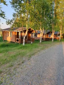 ParkanoPahkalanniemi Camping的小木屋前面有一条路