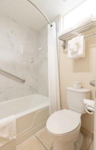 索尔万弗雷德里克国王酒店的白色的浴室设有卫生间和浴缸。