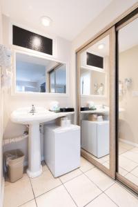 索尔万弗雷德里克国王酒店的一间带水槽和镜子的浴室