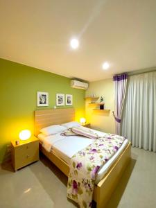 阿特米达Airport TK Luxury Home的一间卧室设有一张床和黄色的墙壁