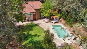 坎德莱达El Escondite De Pedro Malillo的享有带游泳池的房屋的空中景致