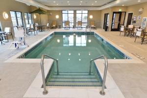奇珀瓦福尔斯奇普瓦瀑布汉普顿套房酒店 的一座位于酒店的游泳池,设有通往餐厅的楼梯