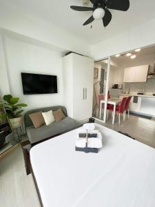 马尼拉Azure Urban Beach Resort by Melrose Avenue的客厅配有床和沙发