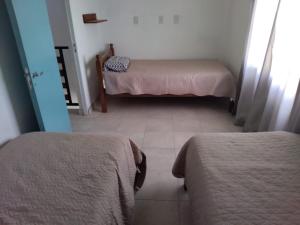 福尔摩沙Alojamiento Temporarios NEA的小房间设有两张床和楼梯