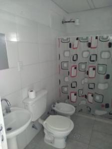 福尔摩沙Alojamiento Temporarios NEA的白色的浴室设有卫生间和水槽。